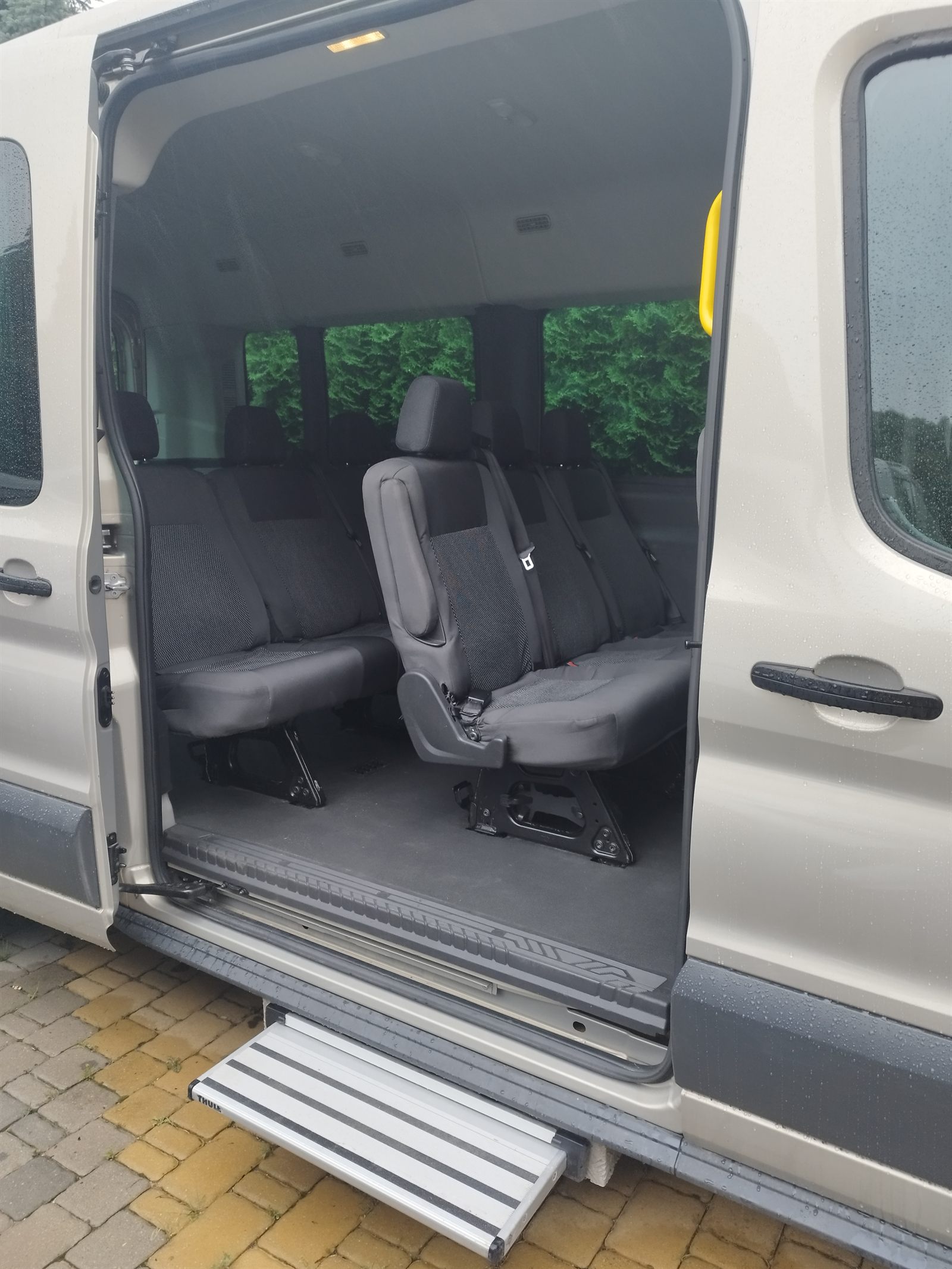 Wnętrze busa fotele pasażerskie